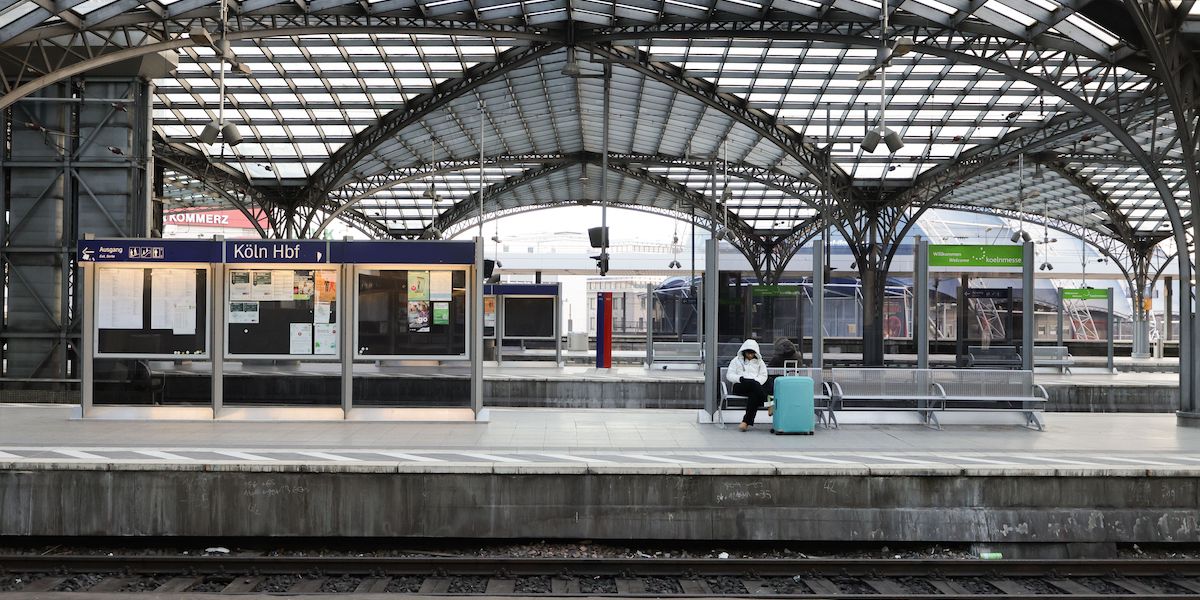 Una foto di una stazione vuota a Colonia, in Germania