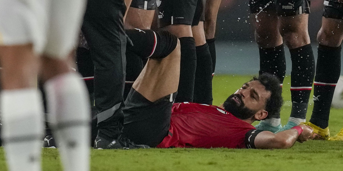 Salah viene medicato dopo essersi fatto male nella partita contro il Ghana