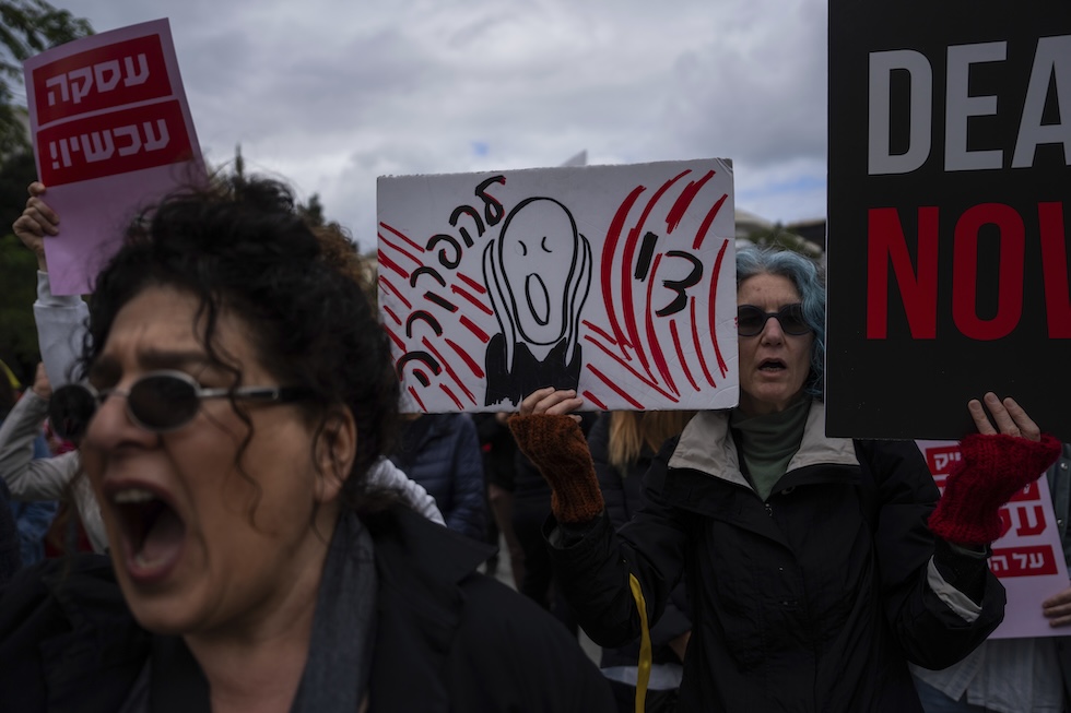 Un gruppo di donne durante una manifestazione per chiedere la liberazione immediata degli ostaggi rapiti da Hamas durante gli attacchi dello scorso 7 ottobre. Sul cartello al centro è disegnato L'Urlo del pittore norvegese Edvard Munch, tra i quadri più citati e ripresi nella cultura pop.