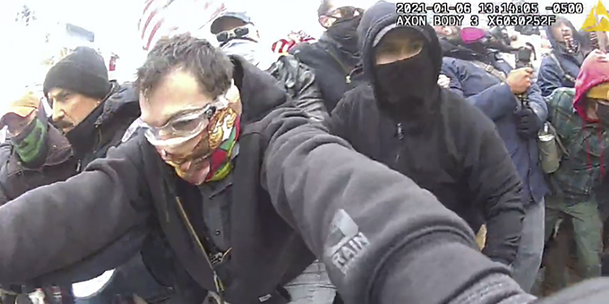 Un frame di un video filmato dalle telecamere della polizia in cui si vede Marc Bru durante l'attacco al Congresso del 6 gennaio 2021 (Department of Justice via AP)