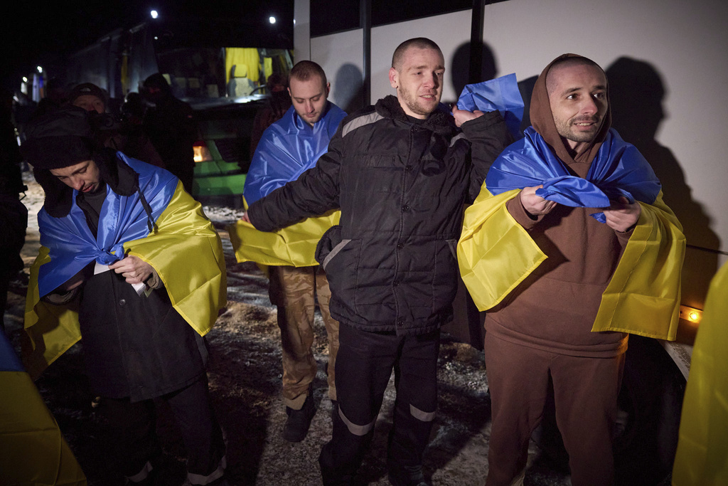 Cittadini ucraini tornano a casa grazie a uno scambio di prigionieri con la Russia avvenuto lo scorso 3 gennaio (Ukrainian Presidential Press Office via AP)