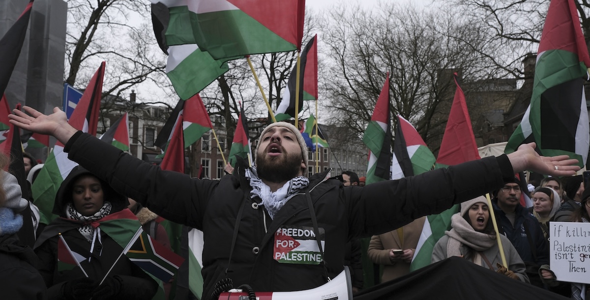Una protesta in sostegno del popolo palestinese fuori dalla sede della Corte Internazionale di Giustizia all'Aia, nei Paesi Bassi (AP Photo/Patrick Post)
