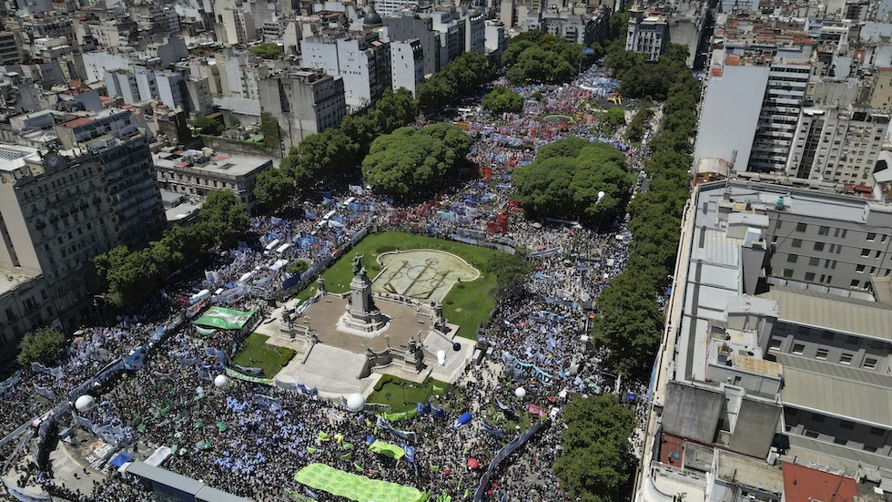 La mobilitazione su avenida de Mayo a Buenos Aires