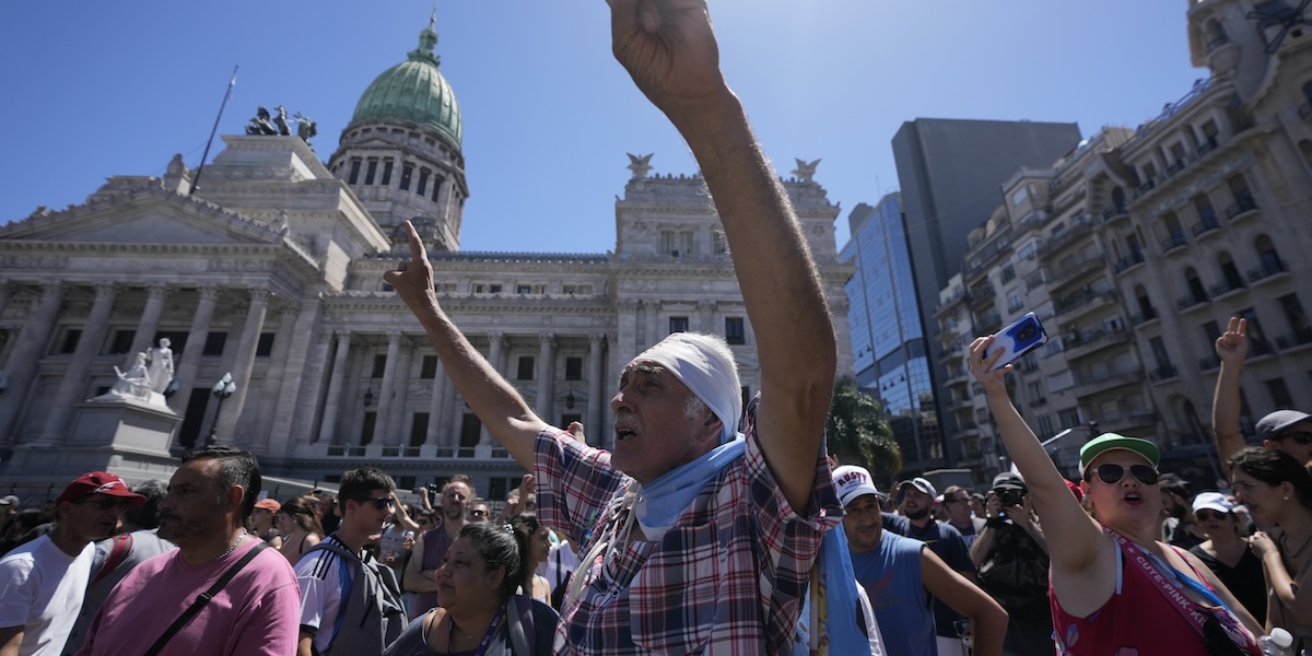Persone che partecipano allo sciopero fuori dal parlamento a Buenos Aires