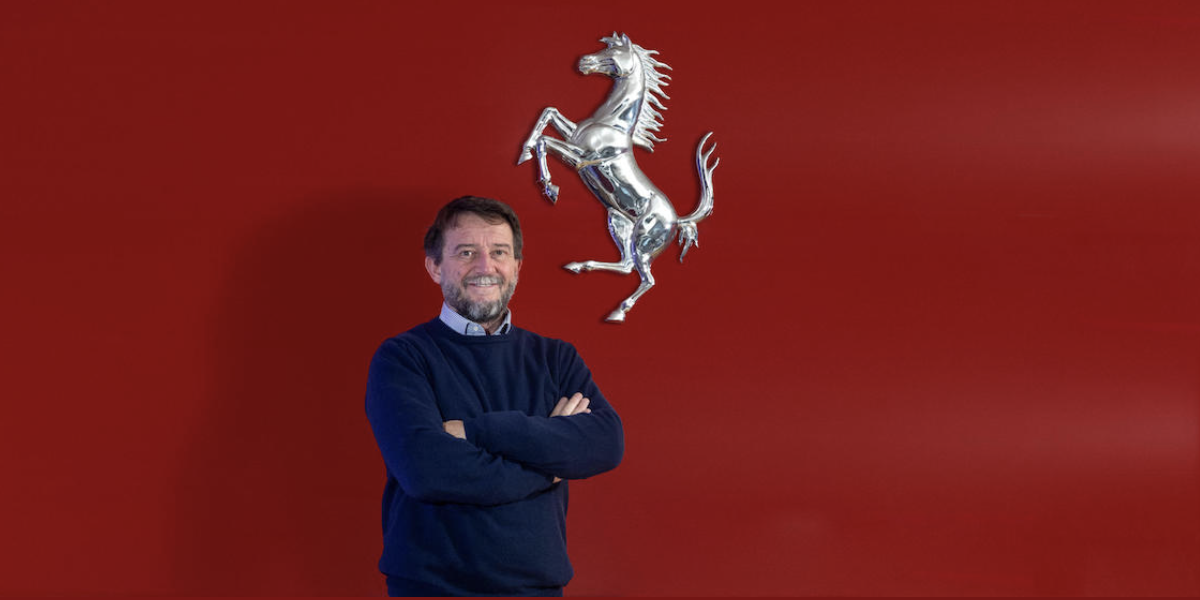 Foto di Giovanni Soldini in posa vicino al cavallino della Ferrari
