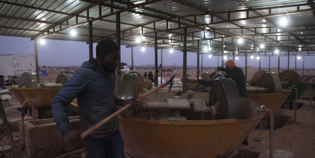 Lavoratori in una miniera d'oro in Mali (AP Photo/Baba Ahmed)