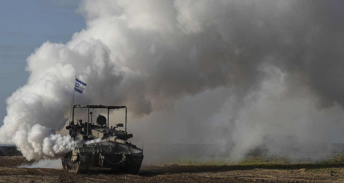 Un carro armato israeliano vicino al confine con la Striscia di Gaza