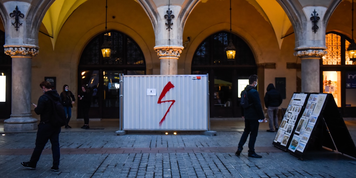 Un lampo rosso, simbolo delle proteste femministe per il diritto all'interruzione di gravidanza, Cracovia, 25 ottobre 2020 (Omar Marques/Getty Images)