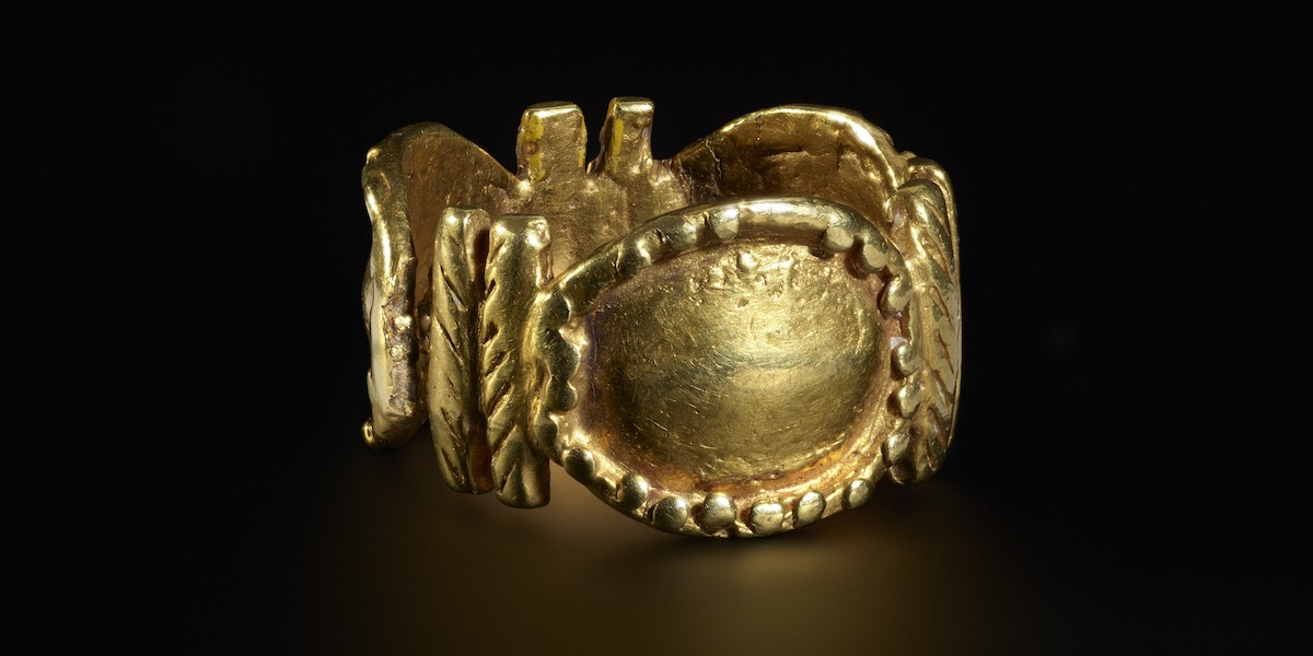Foto di un anello d'oro antico