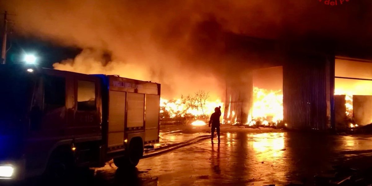 L'incendio nel deposito di rifiuti a Licata, in provincia di Agrigento