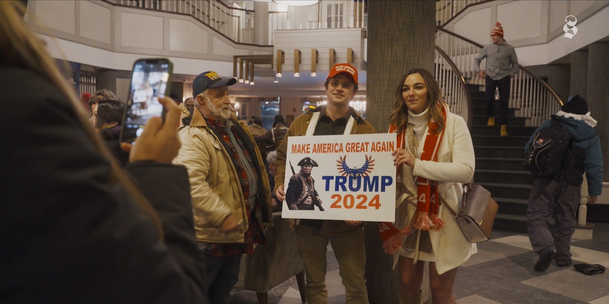 Due elettori di Trump in New Hampshire con un cartello