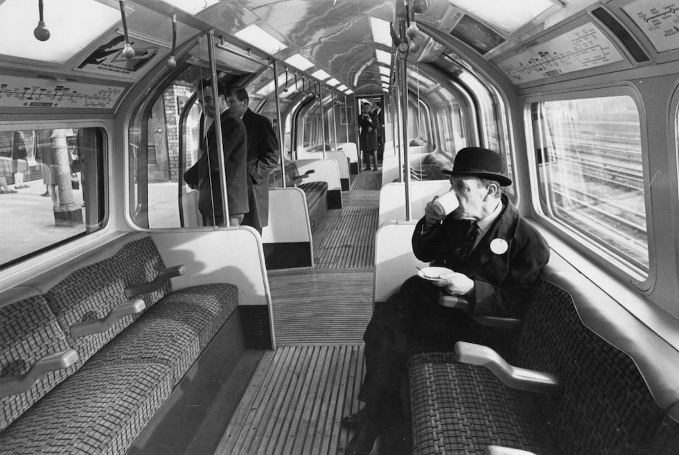 Un funzionario delle metropolitane londinesi beve una tazza di tè durante le prove dei nuovi treni su un tratto della Central Line, nel febbraio del 1968