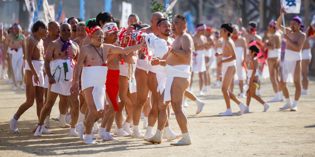 uomini vestiti con il perizoma, la bandana e i calzini tradizionali al festival di Inazawa