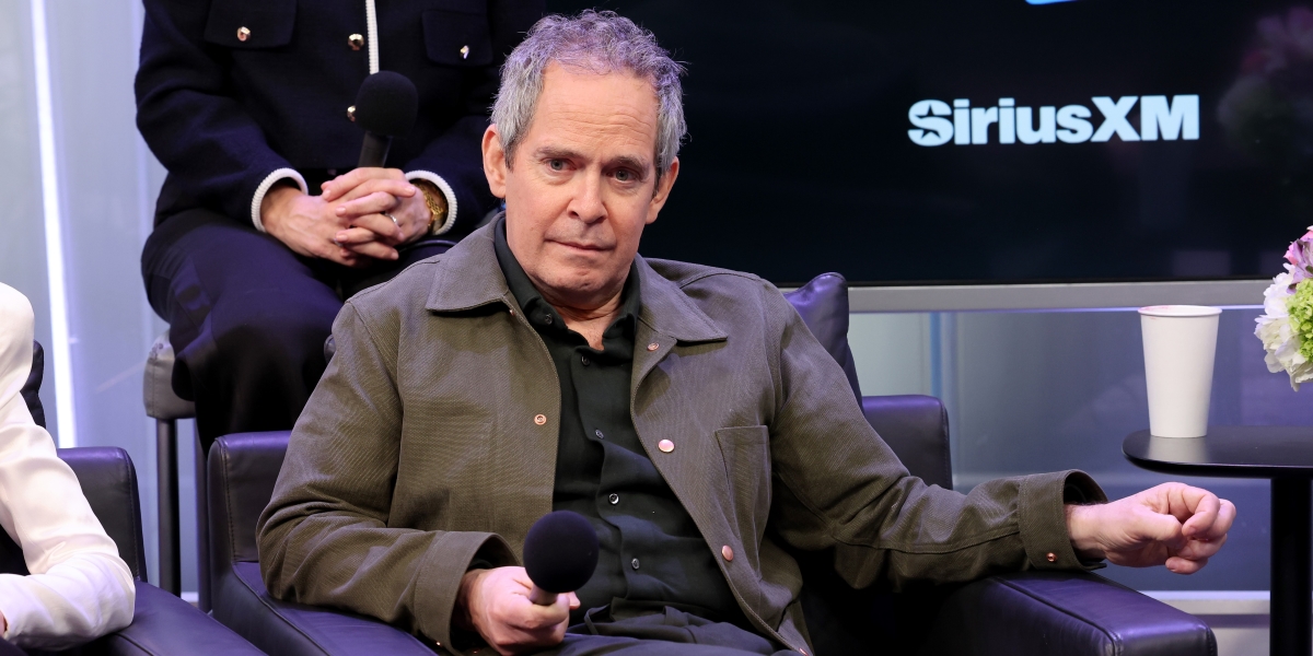 Il video in cui Tom Hollander racconta di aver ricevuto la notifica di un grosso pagamento indirizzato a Tom Holland