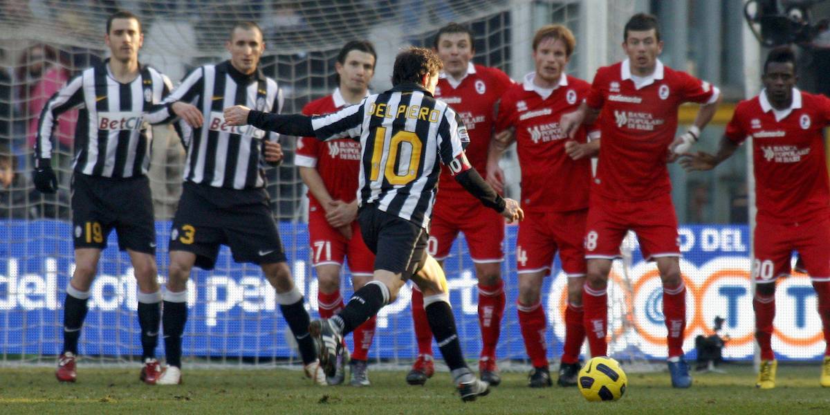 Alessandro Del Piero tira una punizione durante un Juventus-Bari del 2011