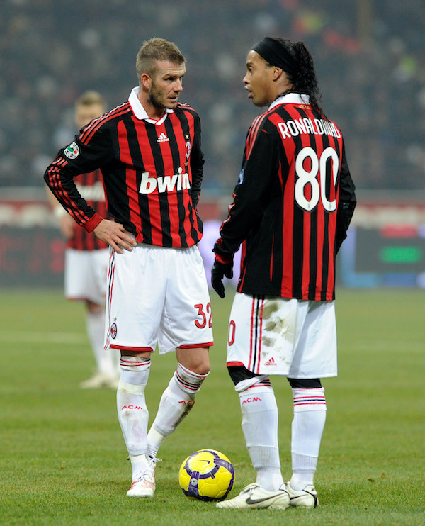 Beckham e Ronaldinho al Milan prima di un calcio di punizione nel 2010 