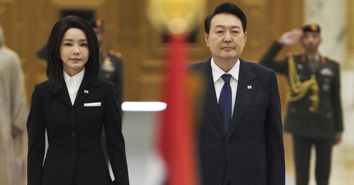 La first lady sudcoreana Kim Keon-hee e il presidente Yoon Suk Yeol (AP Photo/Jon Gambrell)