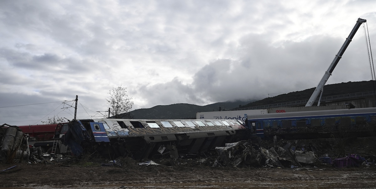 I rottami di uno dei treni coinvolti nell'incidente ferroviario (AP Photo/Giannis Papanikos)