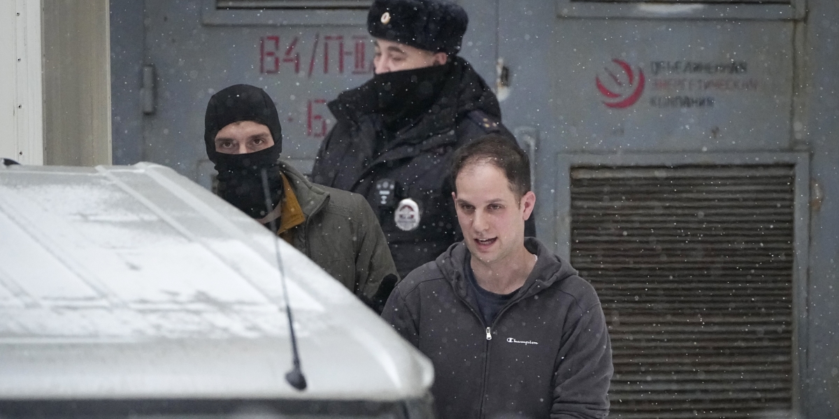 Evan Gershkovich viene scortato fuori dalla prigione dove è detenuto per partecipare a un'udienza (AP Photo/Alexander Zemlianichenko)