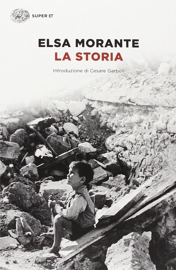 La copertina dell'attuale edizione della Storia: riporta sempre una fotografia in bianco e nero, in questo caso di un bambino vivo seduto sulle rovine di una costruzione
