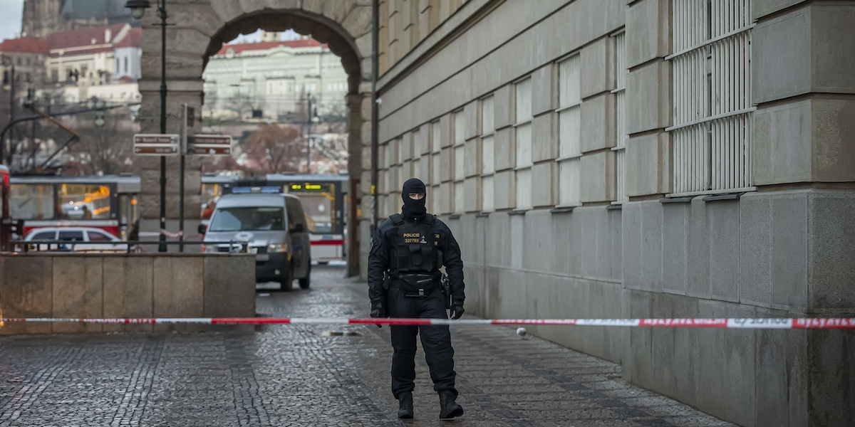 Un poliziotto controlla l'area intorno all'Università Carolina di Praga dopo l'attacco armato del 21 dicembre 2023 (Gabriel Kuchta/Getty Images)