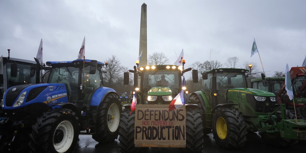 Agricoltori bloccano una rotonda a Fontainebleau, a sud di Parigi (AP Photo/Thibault Camus)