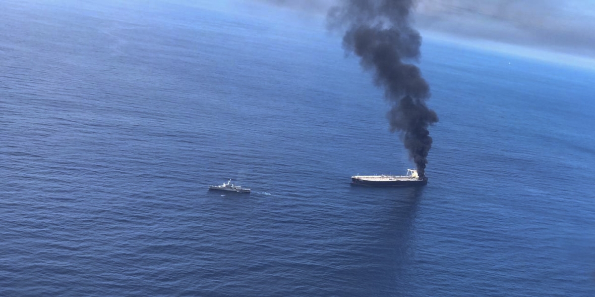 Una petroliera in fiamme nell'oceano Indiano, nel 2020 (Sri Lankan Air Force via AP)