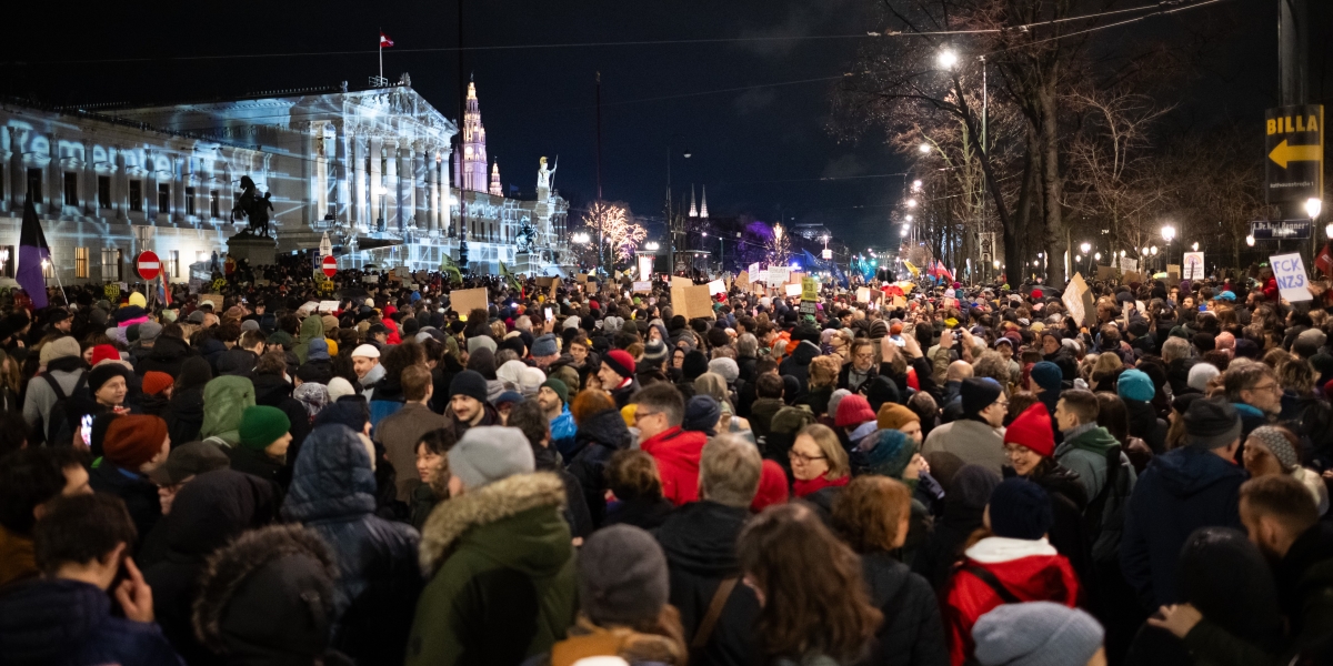 I manifestanti davanti al parlamento austriaco, a Vienna (Thomas Kronsteiner/Getty Images)