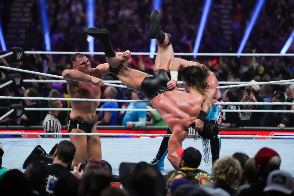 due wrestler buttano un terzo giù dal ring