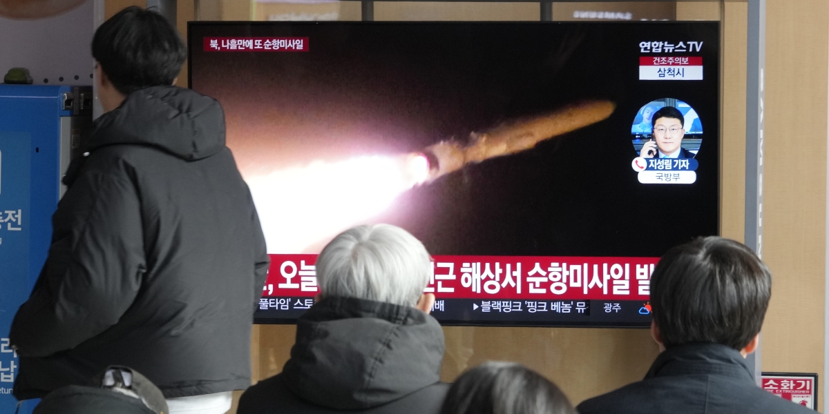Le immagini di un lancio precedente di un missile da crociera nordcoreano in un notiziario trasmesso in una stazione di Seul, in Corea del Sud (AP Photo/Ahn Young-joon)