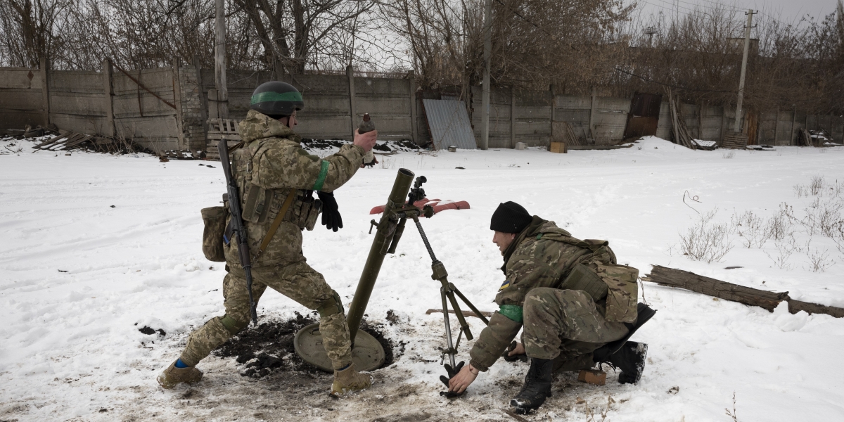 Due soldati ucraini sparano con un mortaio (John Moore/Getty Images)