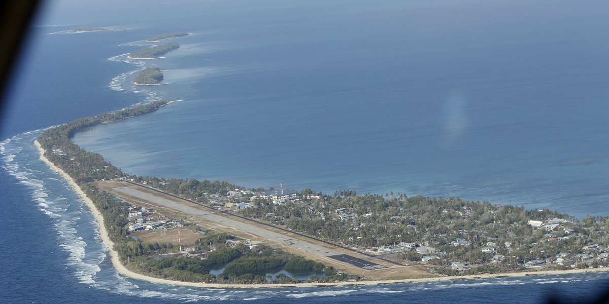 Funafuti, la principale isola di Tuvalu, vista da un aereo (AP Photo/Alastair Grant, File)