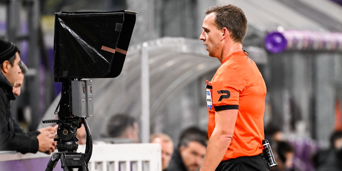 L'arbitro di Anderlecht-Genk al monitor del VAR (Laurie Dieffembacq/Belga via ZUMA Press)