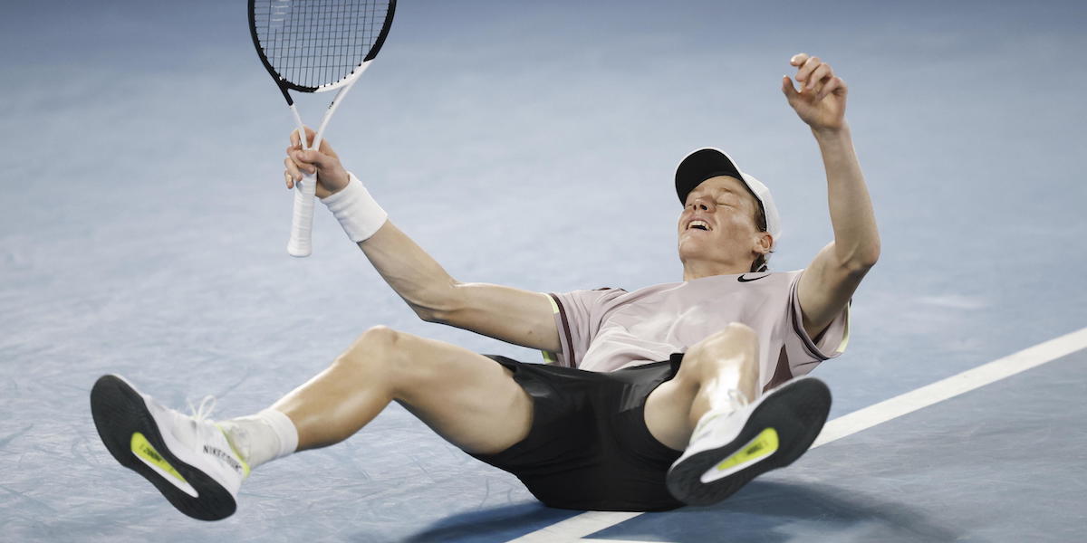 Jannik Sinner a terra dopo l'ultimo punto della finale degli Australian Open (EPA/MAST IRHAM)