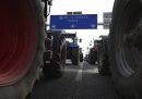 Trattori su un'autostrada che porta all'aeroporto Charles de Gaulle a Chamant, a nord-ovest di Parigi