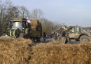 Agricoltori dispongono balle di fieno su un'autostrada a Roissy-en-France, vicino a Parigi