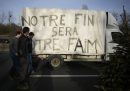 Agricoltori vicino a un camion su cui è stato scritto il messaggio "La nostra fine sarà la vostra fame" ad Argenteuil