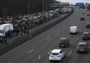 La colonna di trattori che bloccano un tratto di autostrada ad Argenteuil