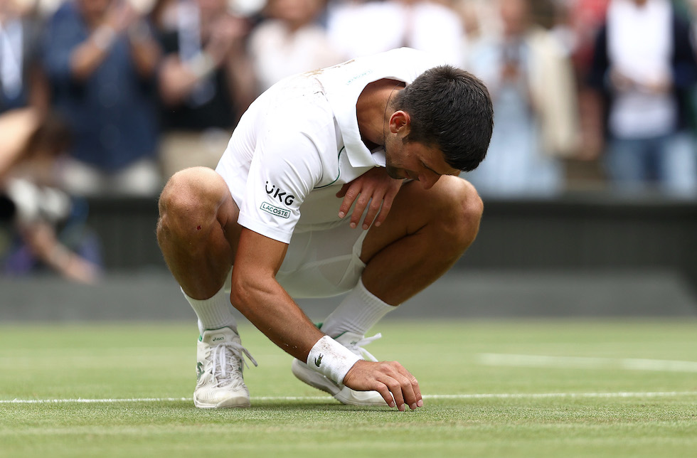 Dopo aver vinto una finale a Wimbledon, Djokovic ha l'usanza di staccare dei fili d'erba dal campo centrale e “assaggiarli” guardando il pubblico con soddisfazione 