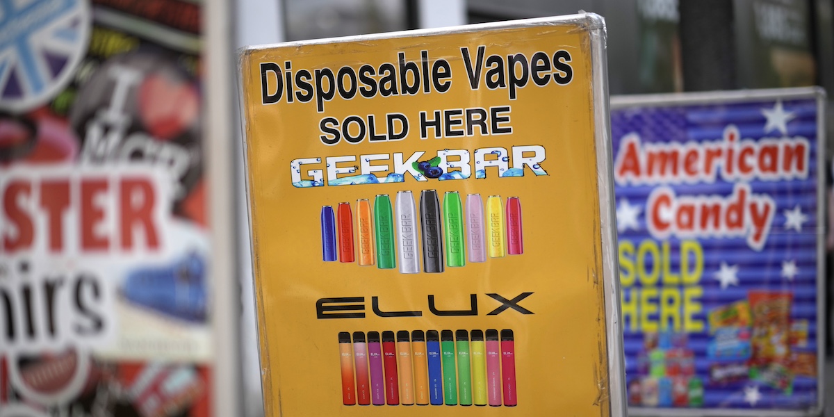 Un cartello che indica la vendita di sigarette elettroniche usa e getta in una strada di Manchester, nel Regno Unito