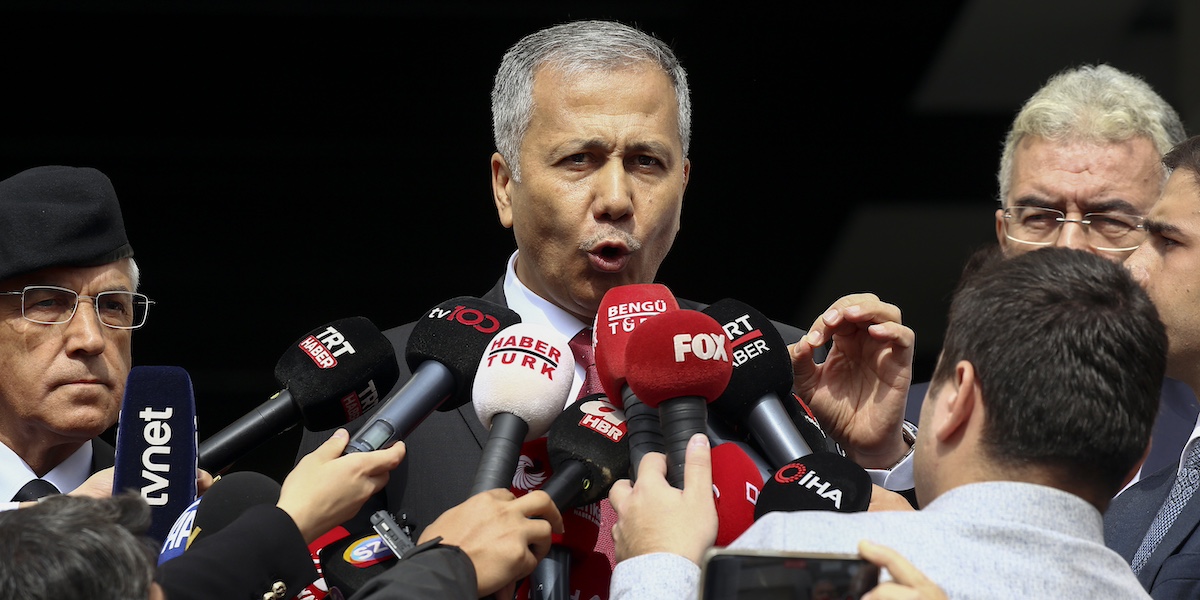 Il ministro dell'Interno turco Ali Yerlikaya parla con i giornalisti circondato da microfoni