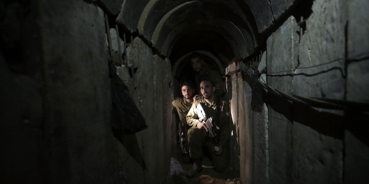 Soldati israeliani in un tunnel di Hamas (AP Photo/Tsafrir Abayov, File)