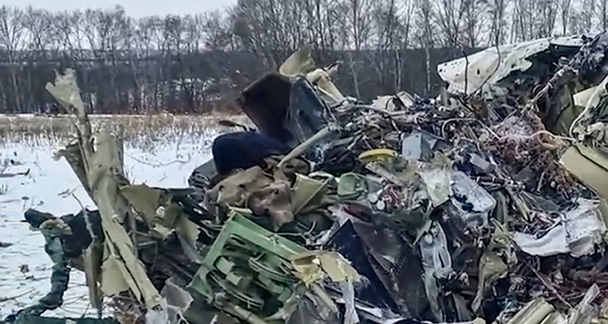 I rottami dell'aereo russo precipitato al confine con l'Ucraina
