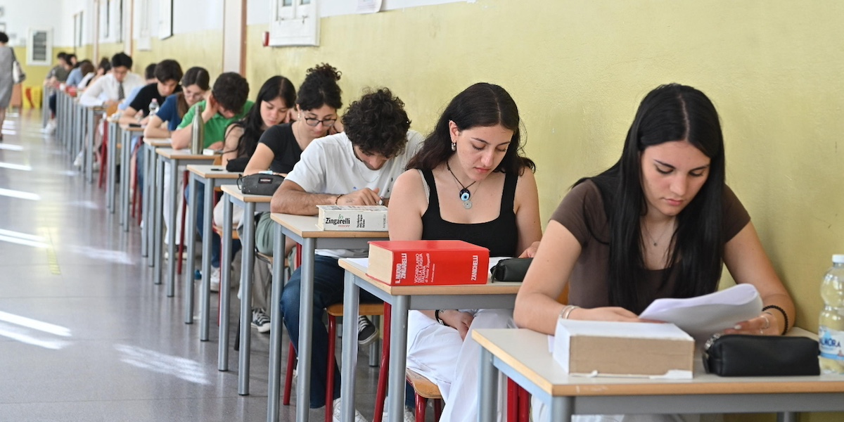studenti in banchi singoli che fanno la seconda prova durante la maturità del 2023