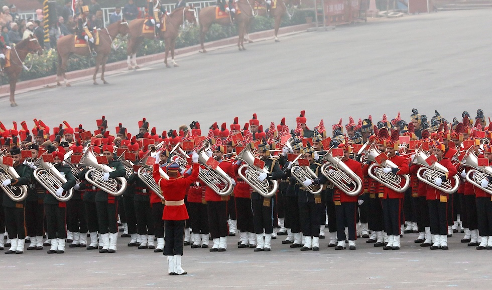 Una banda dell'esercito indiano durante la cerimonia del Ritiro dei battenti, con cui si chiudono le celebrazioni per il Giorno della Repubblica, festività nazionale per l'adozione della Costituzione indiana