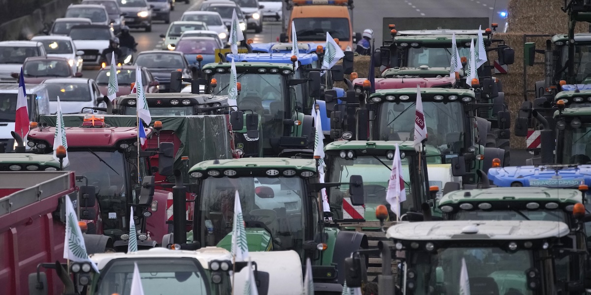 Camion che bloccano un'autostrada ad Argenteuil, a nord di Parigi
