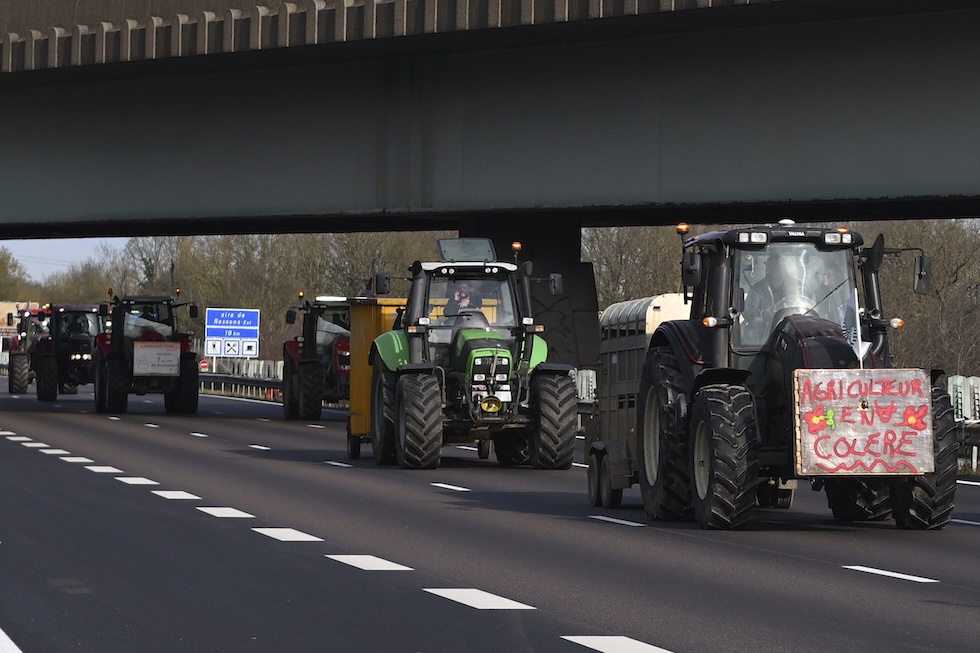 Agricoltori con i loro trattori a Compiegne, a nord-est di Parigi
