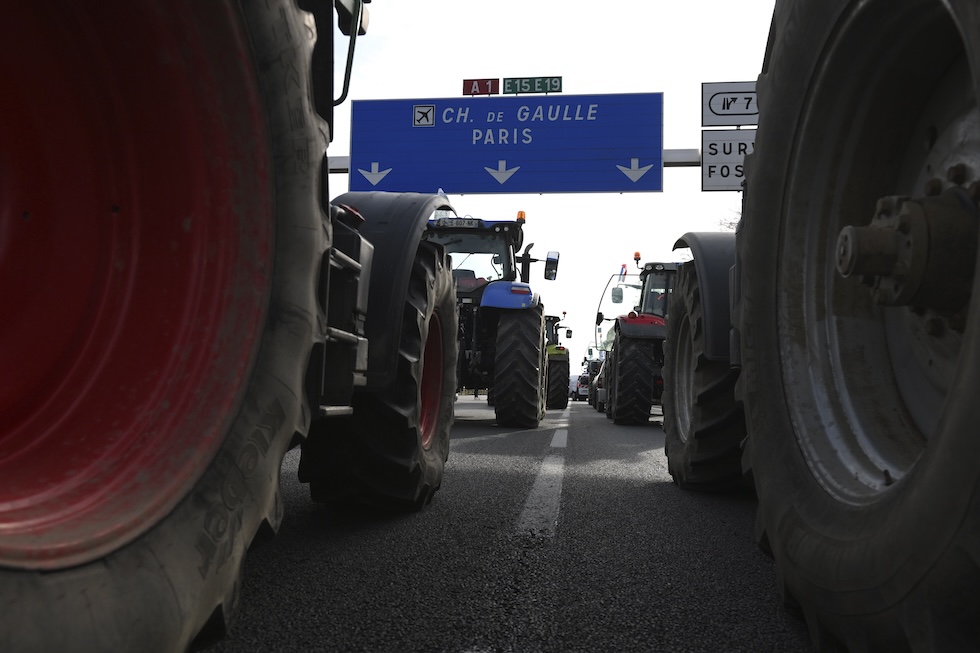 Trattori su un'autostrada che porta all'aeroporto Charles de Gaulle a Chamant, a nord-ovest di Parigi