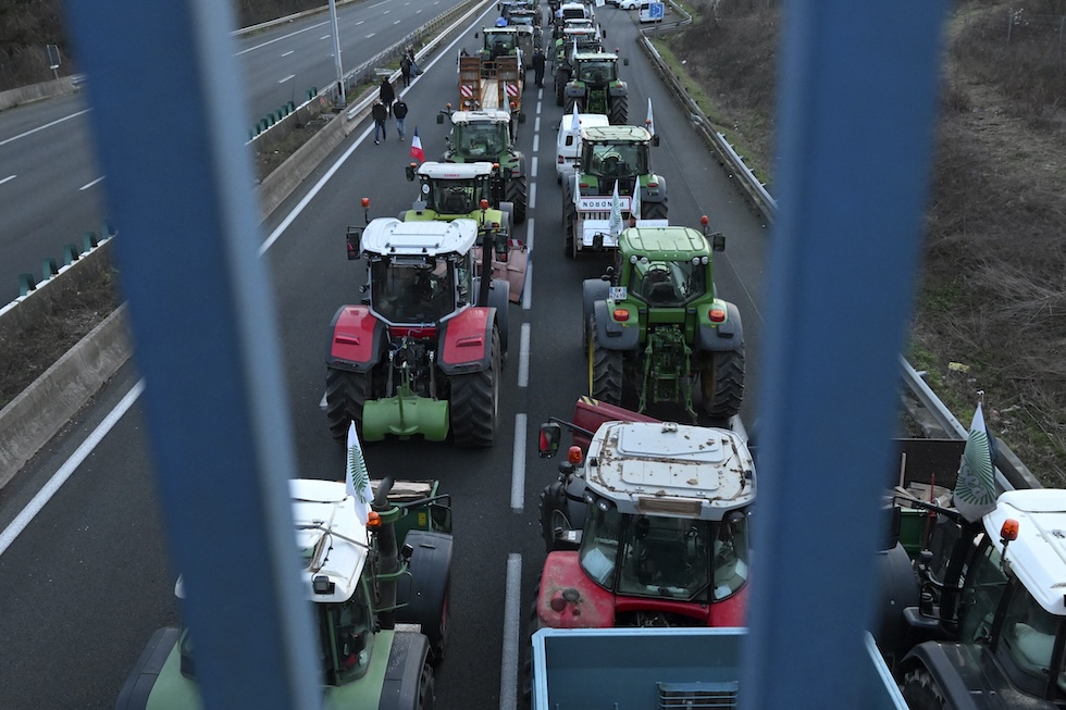 Trattori parcheggiati su un'autostrada vicino a Roissy-en-France