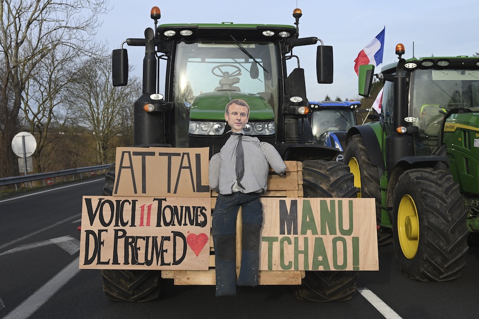 Un camion con cartelli contro il primo ministro Gabriel Attal e un fantoccio del presidente francese Emmanuel Macron vicino a Roissy-en-France